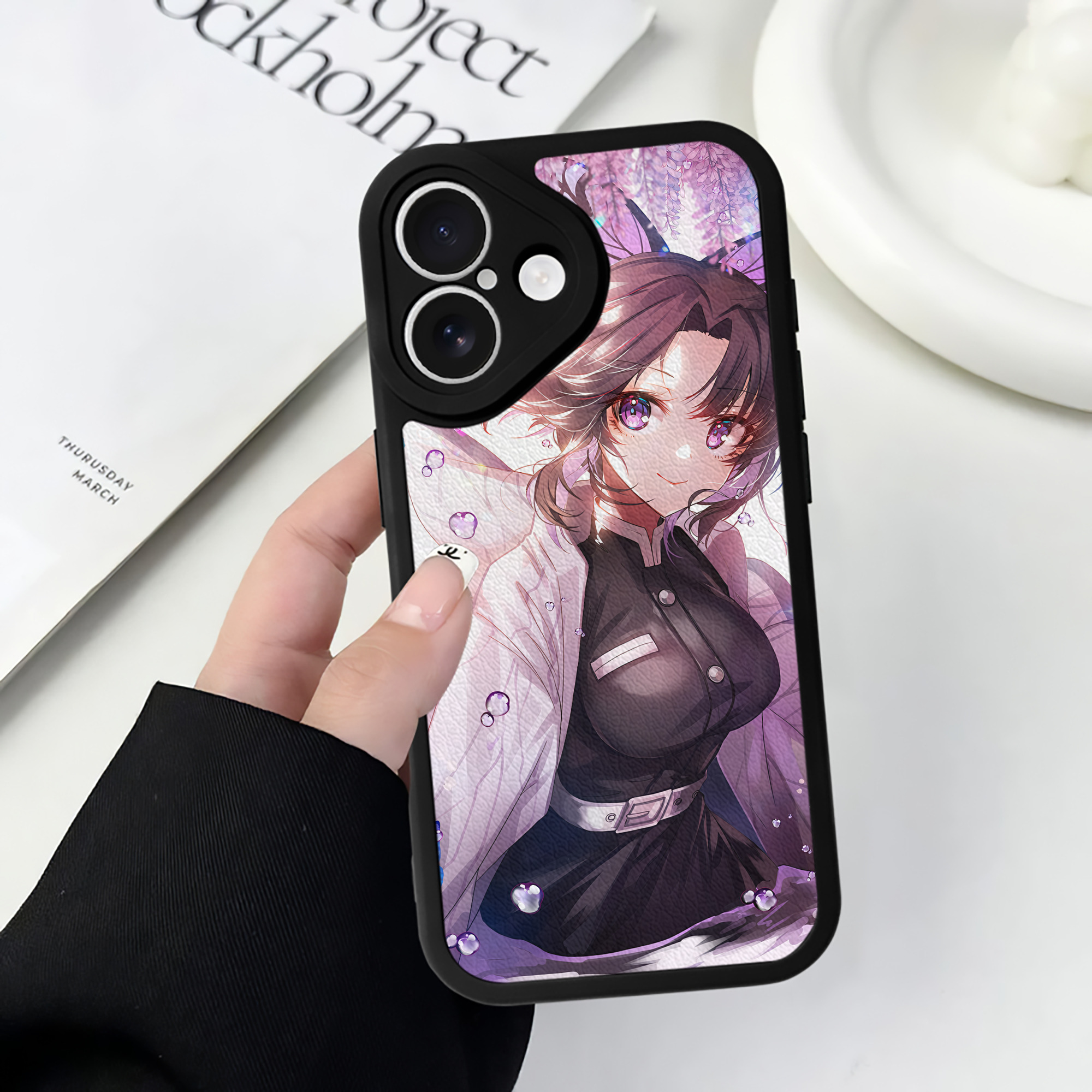 （画像用） 鬼滅の刃（きめつのやいば）蟲柱-胡蝶 しのぶ／こちょう しのぶ Kochou Shinobu 【iPhone 16シリーズ対応】シリコンスマホケース（レザー調） 材質：シリコン